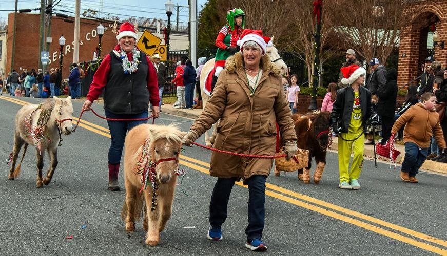 Appomattox holds 30th annual Christmas parade, lighting ceremony